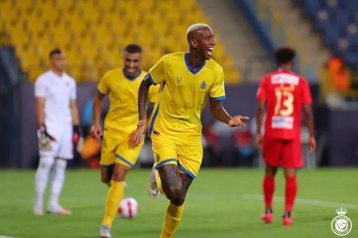 Anderson Talisca conta como se divide entre a música e os campos de futebol