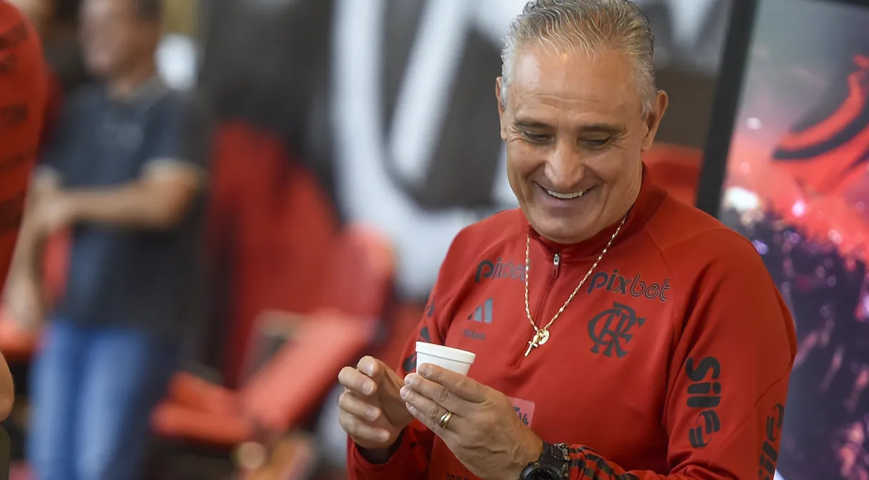 Jogadores do Corinthians são flagrados em conversa com Tite, do